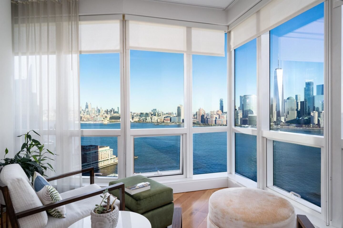A sitting nook with a Manhattan skyline view